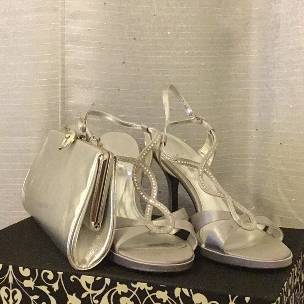 Silver clutch with jewel clap